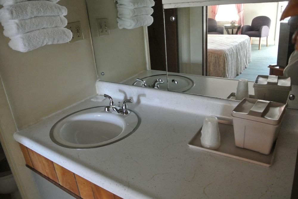 RoseWood Inn photo 39