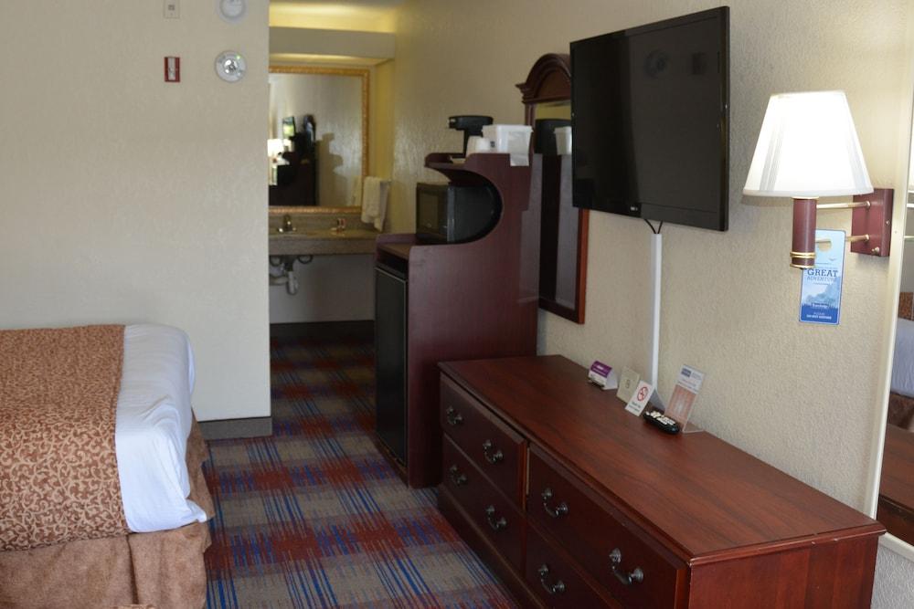 Travelodge by Wyndham Montgomery East photo 5