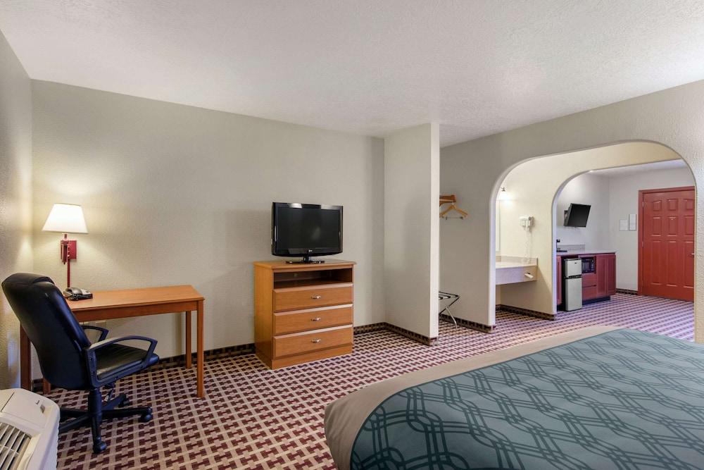 Econo Lodge Inn & Suites Socorro photo 28