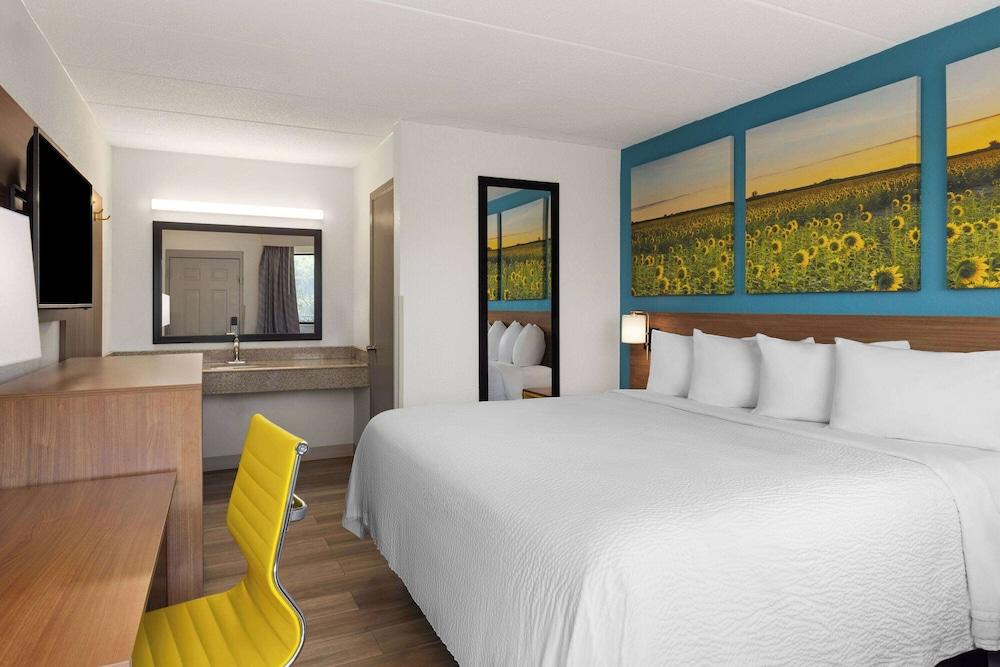 Days Inn & Suites by Wyndham Indianapolis Airport East photo 9