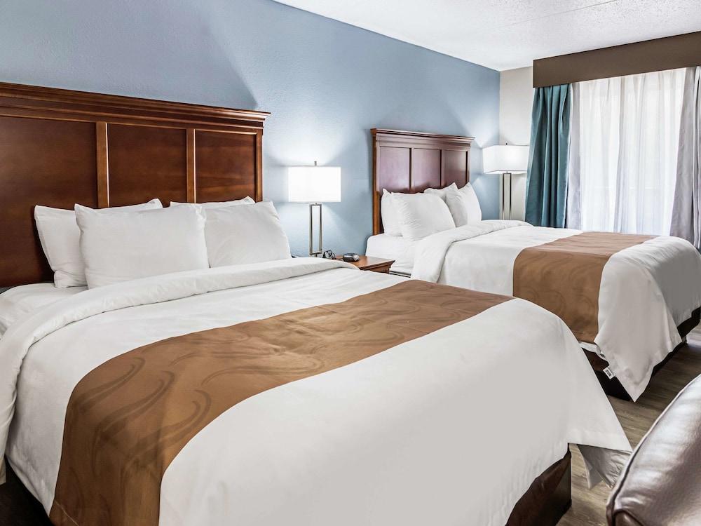 Farragut Inn & Suites photo 15
