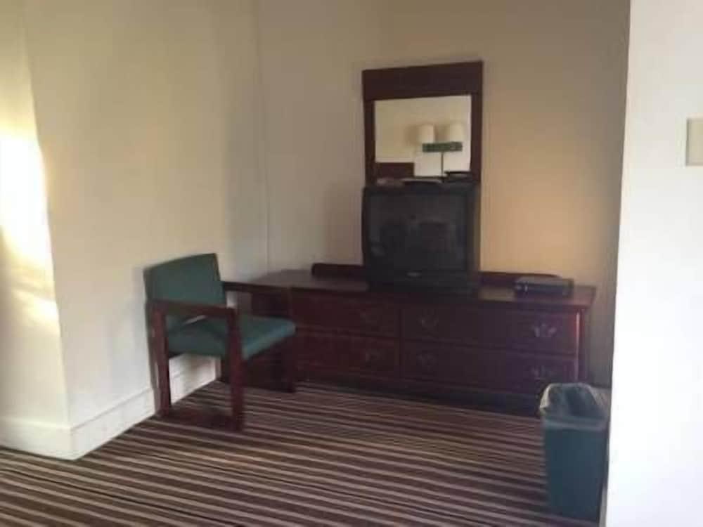 Colonial Village Motel photo 10