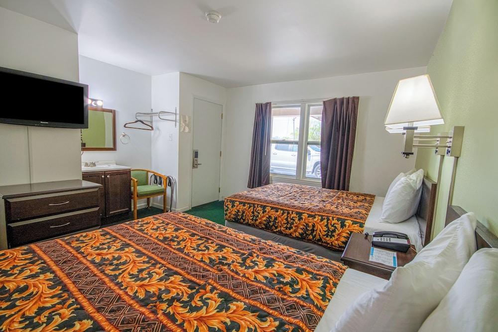 OYO Travelier Motel photo 56