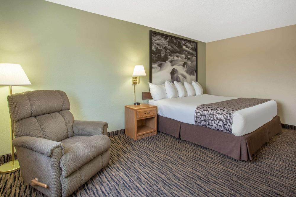 Super 8 by Wyndham Lewistown photo 17