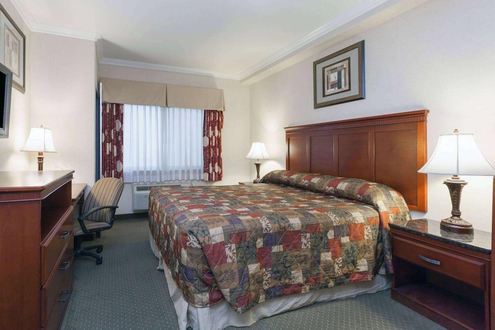Howard Johnson by Wyndham Bakersfield photo 11