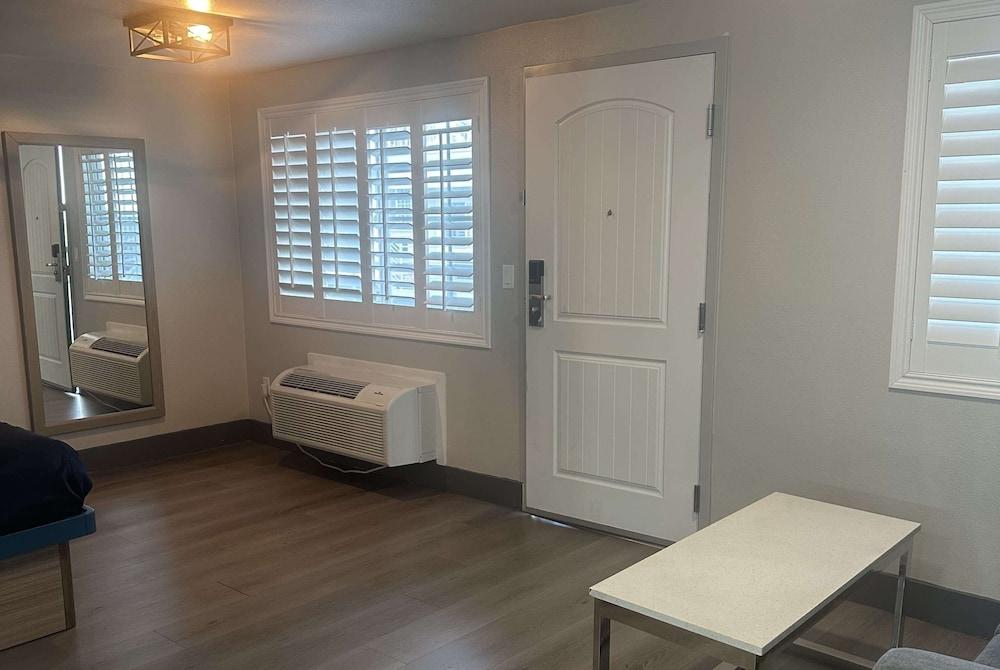 Super 8 by Wyndham Oceanside Downtown photo 41