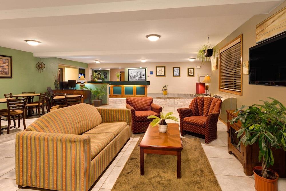 Super 8 by Wyndham Lynchburg VA photo 3