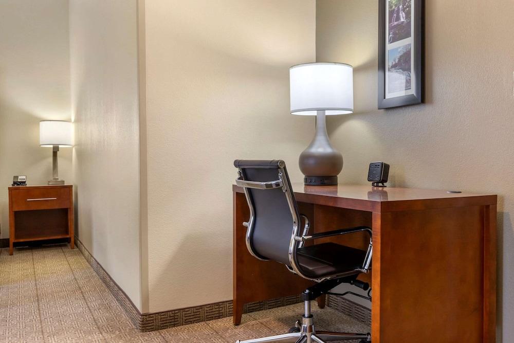 Comfort Suites Boone - University Area photo 21