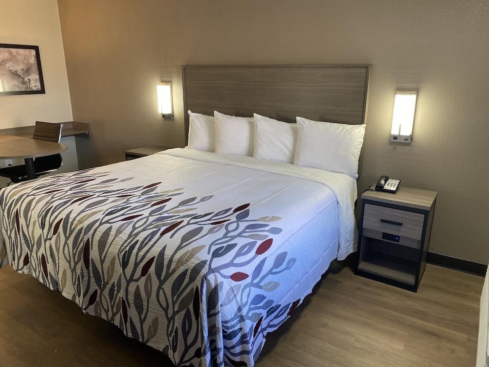 Red Roof Inn Jacksonville, AL photo 15