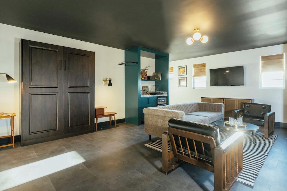 Dew Drop Inn photo 26