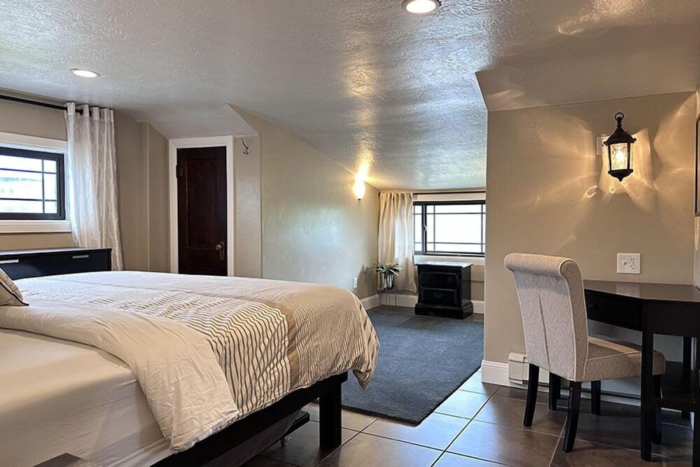 Aspenwood Manor South photo 31