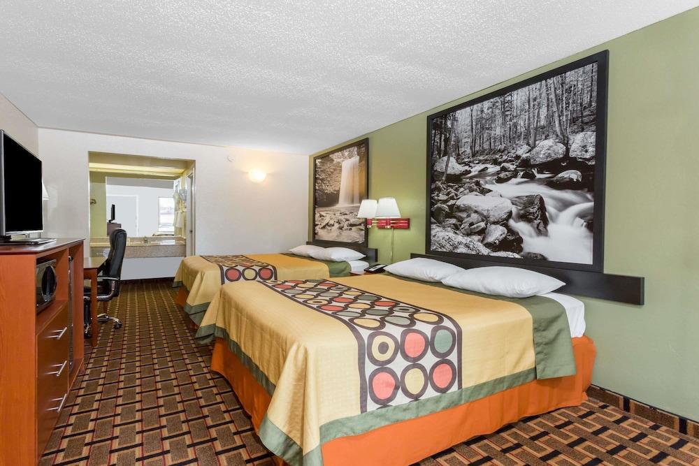 Super 8 by Wyndham Stafford photo 10