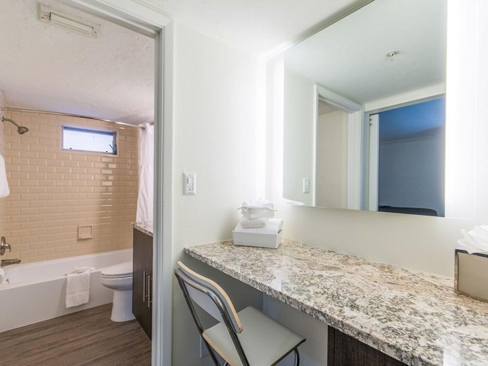 Hibiscus Suites - Gateway to Siesta Key photo 20