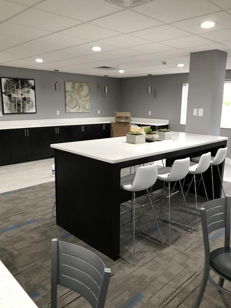 Home Inn and Suites photo 12