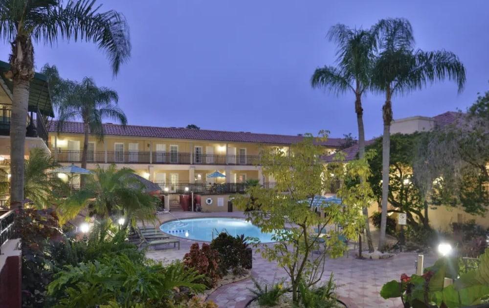 Red Roof Inn PLUS+ & Suites Tampa photo 4