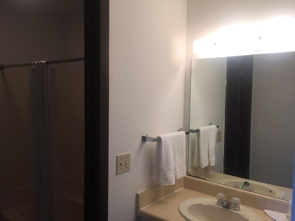 Midway Budget Inn photo 10