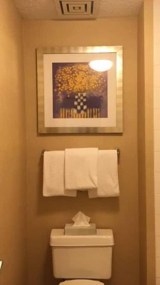 Howard Johnson by Wyndham Merrillville photo 26