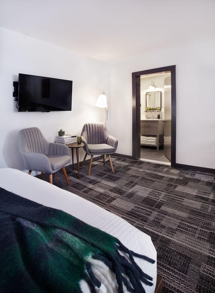 Main and Mountain Bar & Motel photo 41