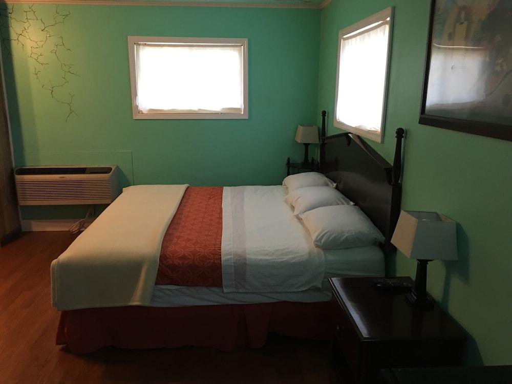 Dixie Plaza Hotel photo 37