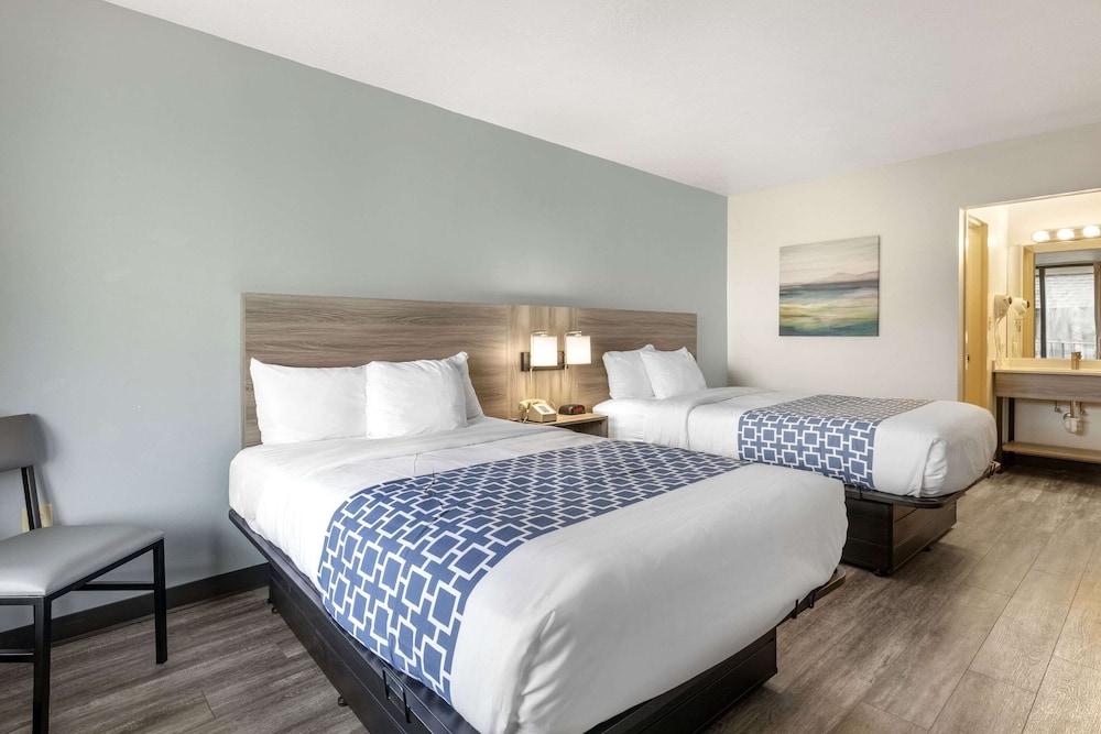 Suburban Studios Tysons Corner photo 9