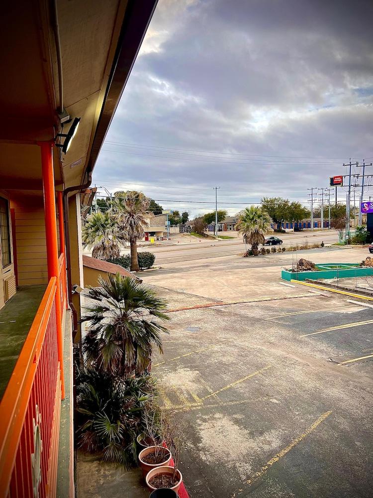 Regency Inn - Fort Sam Houston photo 2