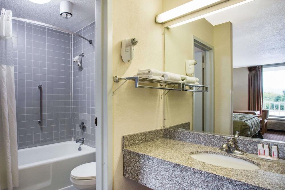 Ramada by Wyndham Wytheville photo 24