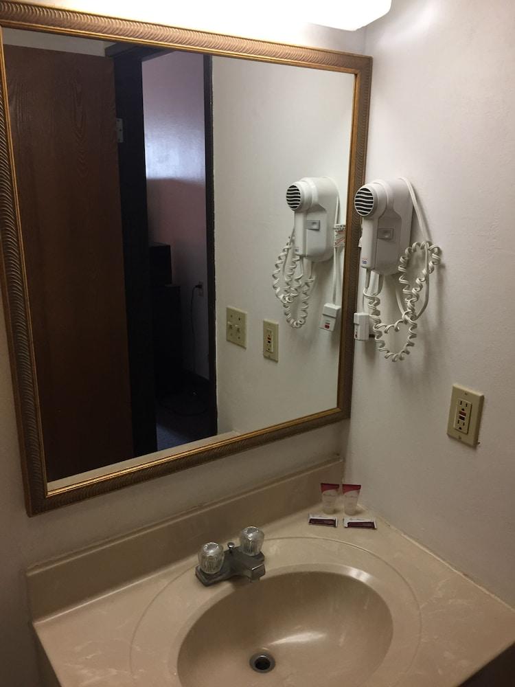 Luxury Inn & Suites photo 9