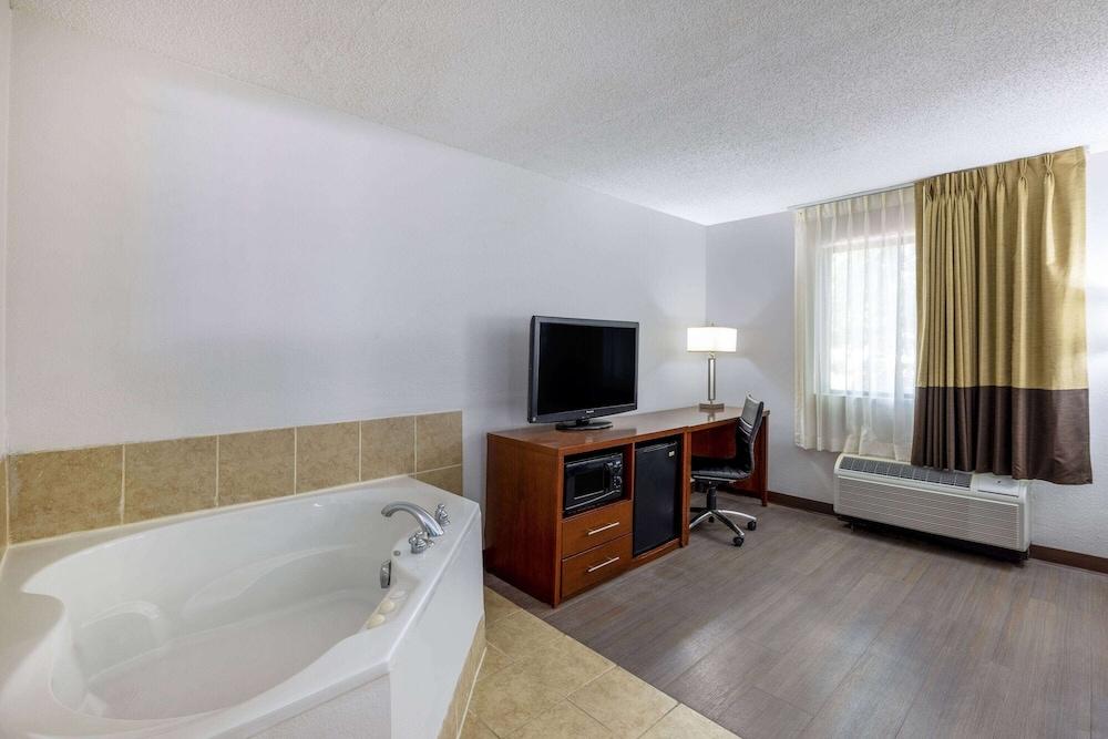 Travelodge by Wyndham Brooklyn Center photo 34