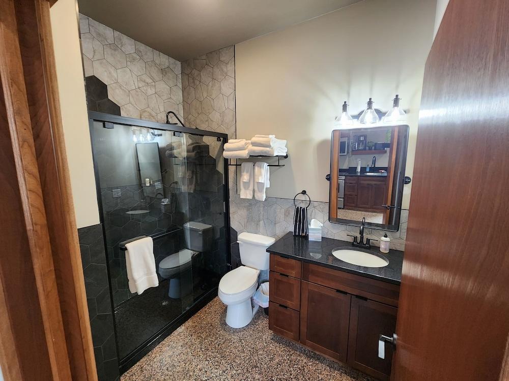 The Lodge Luxury Suites photo 16
