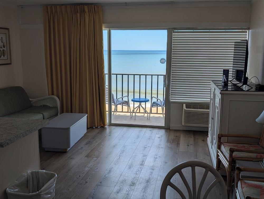 Traders Inn Beach Club photo 17