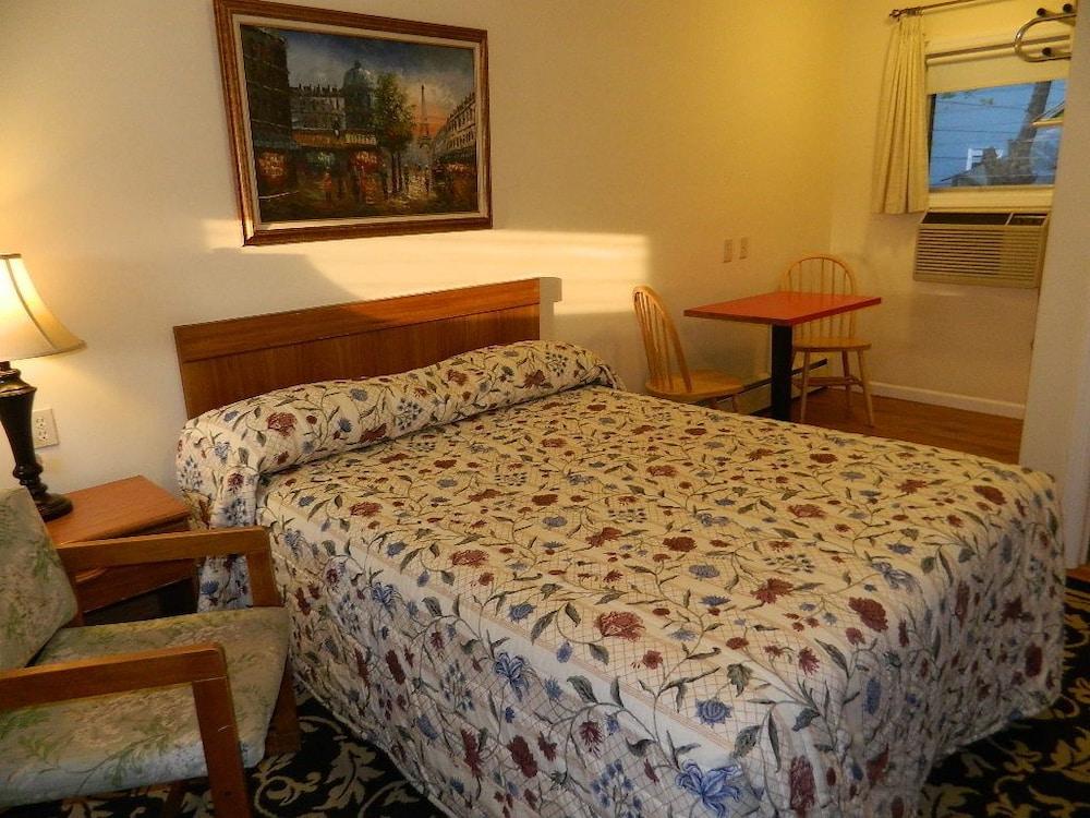 Twin Oaks Motel photo 14