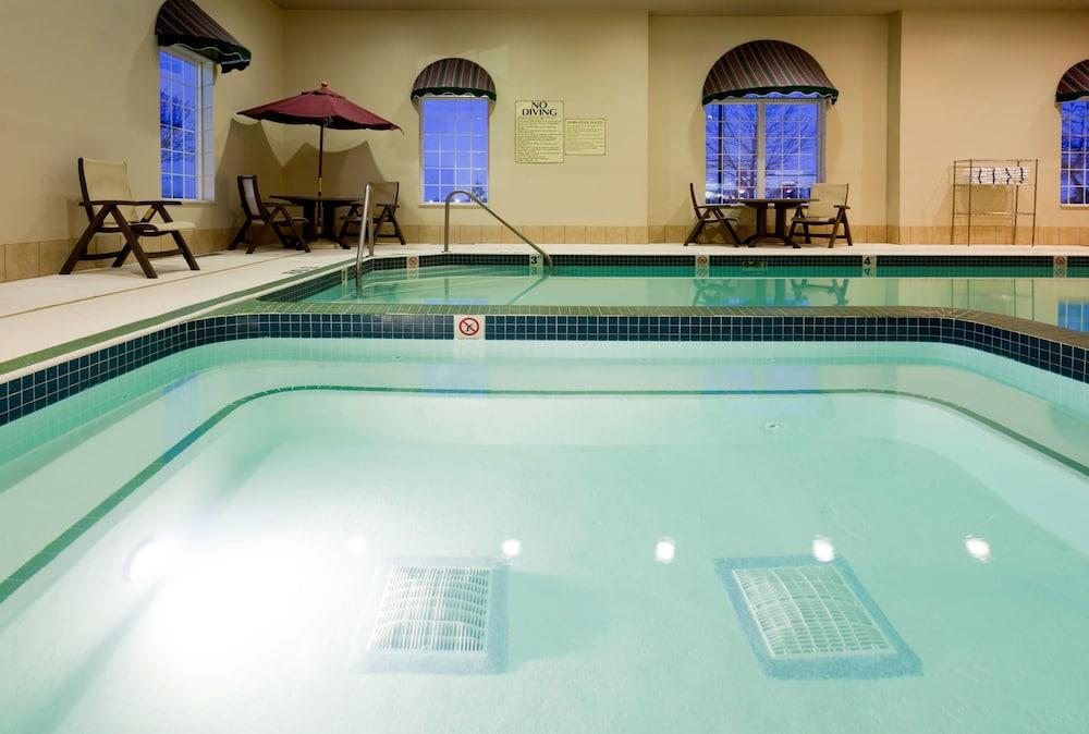Holiday Inn Express Hotel & Suites Oshkosh by IHG photo 34