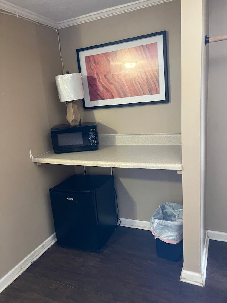 The Travelers Inn photo 14