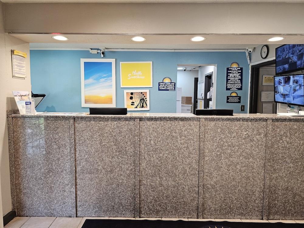 Days Inn by Wyndham College Park Airport Best Road photo 3