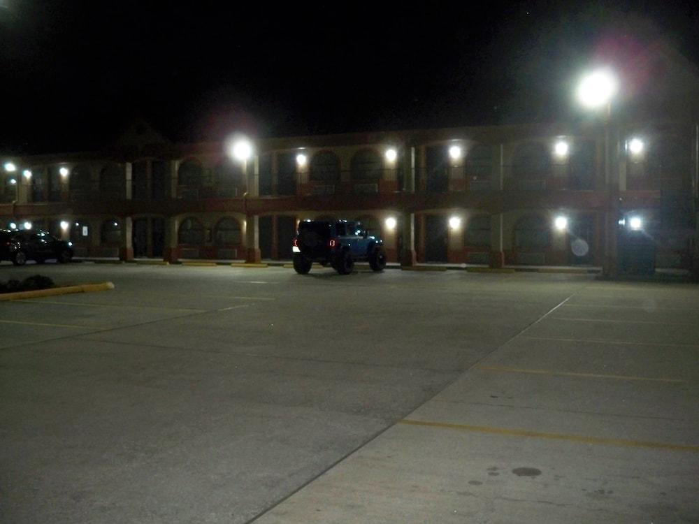 Scottish Inn & Suites photo 7