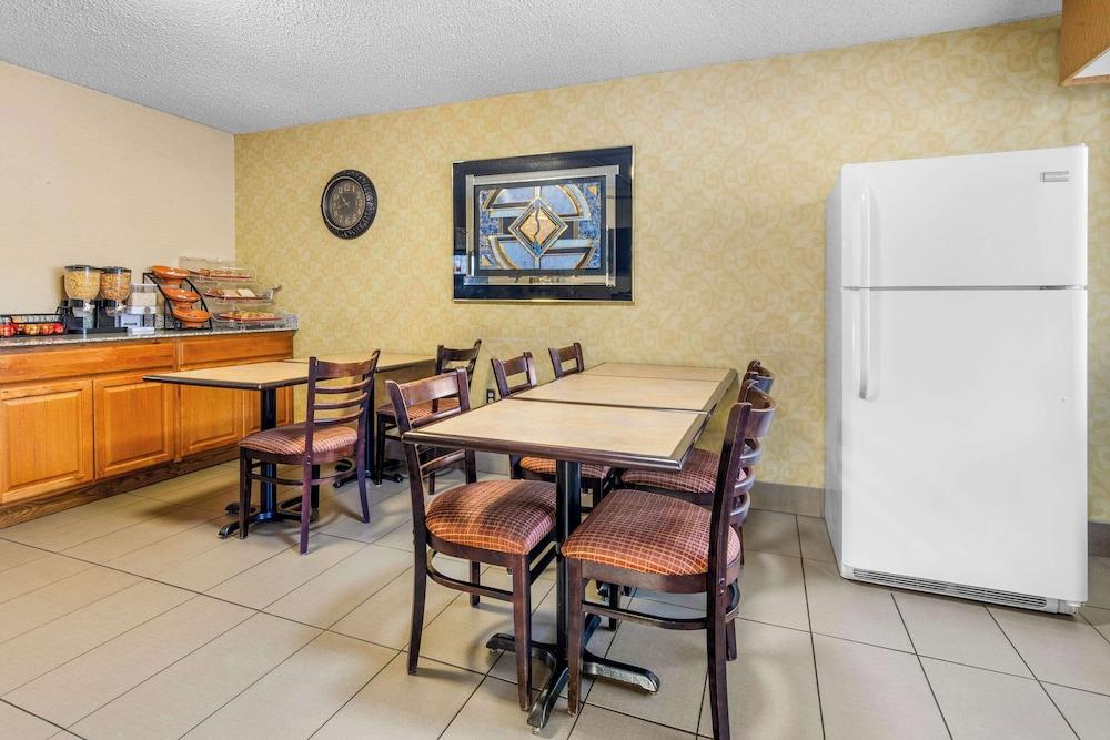Brentwood Inn & Suites photo 32
