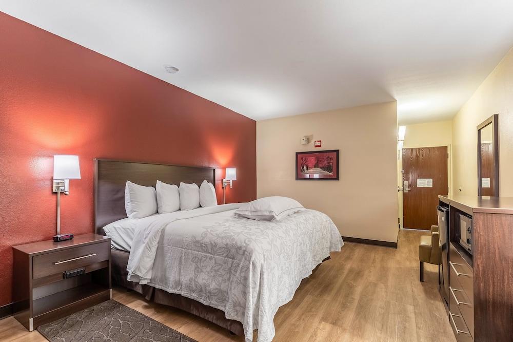 Red Roof Inn PLUS+ & Suites Houston - IAH Airport SW photo 10