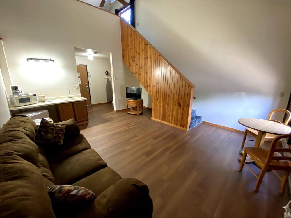 Woodlands Inn & Suites photo 13