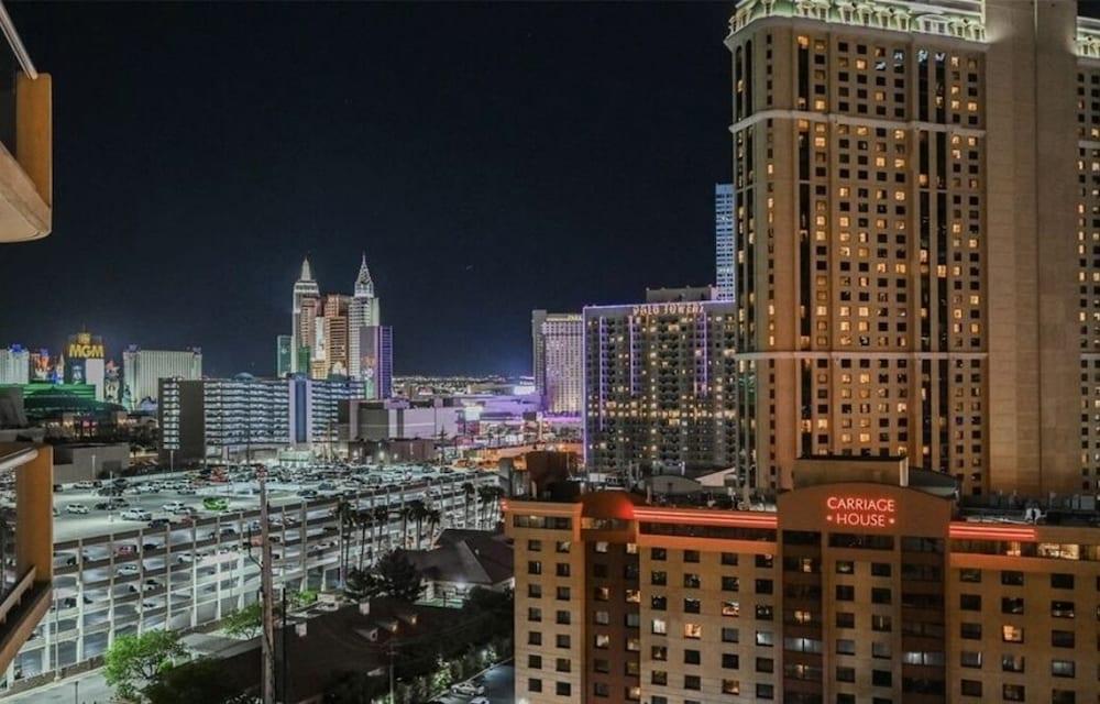 Premium Suite w/balcony at The Signature photo 36