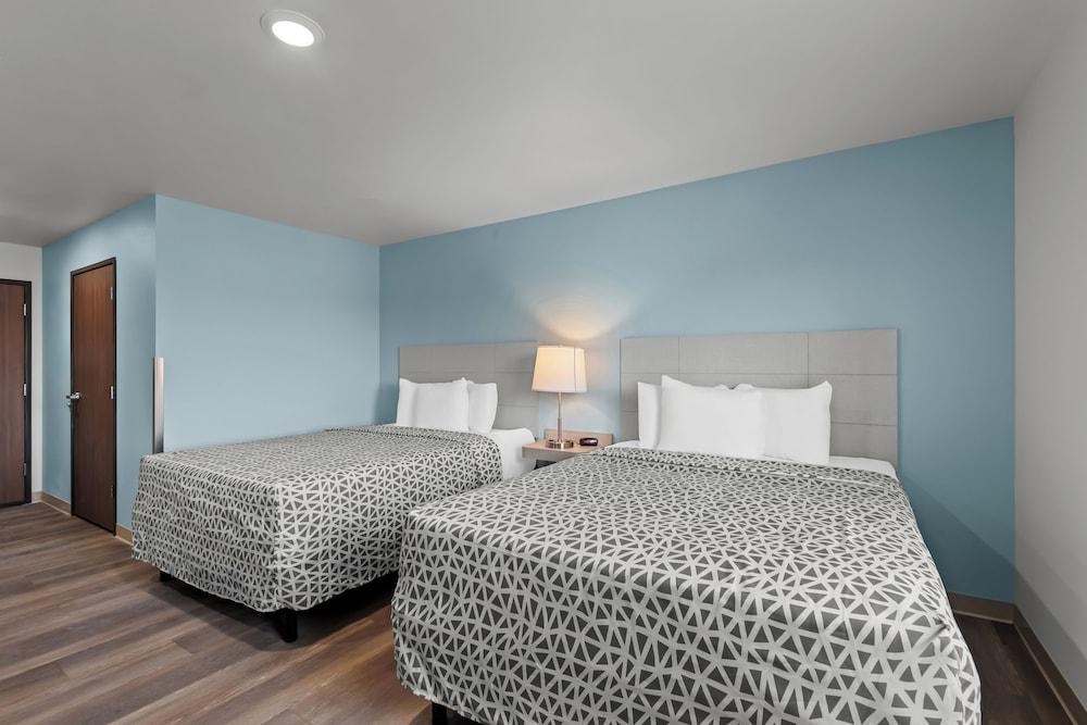Woodspring Suites Coralville Iowa City photo 9