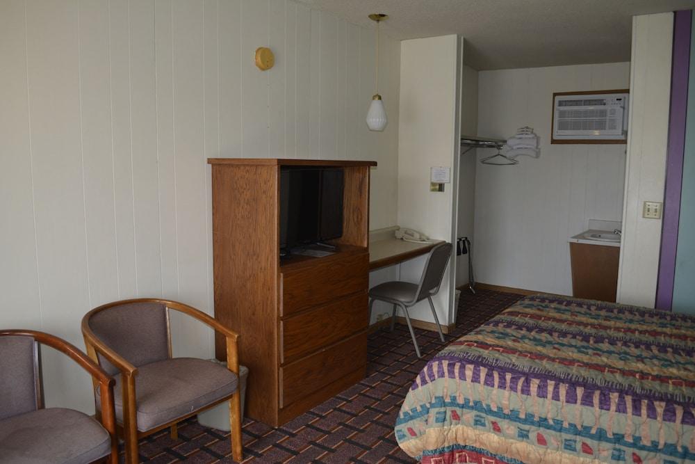 Edgetowner Motel photo 8