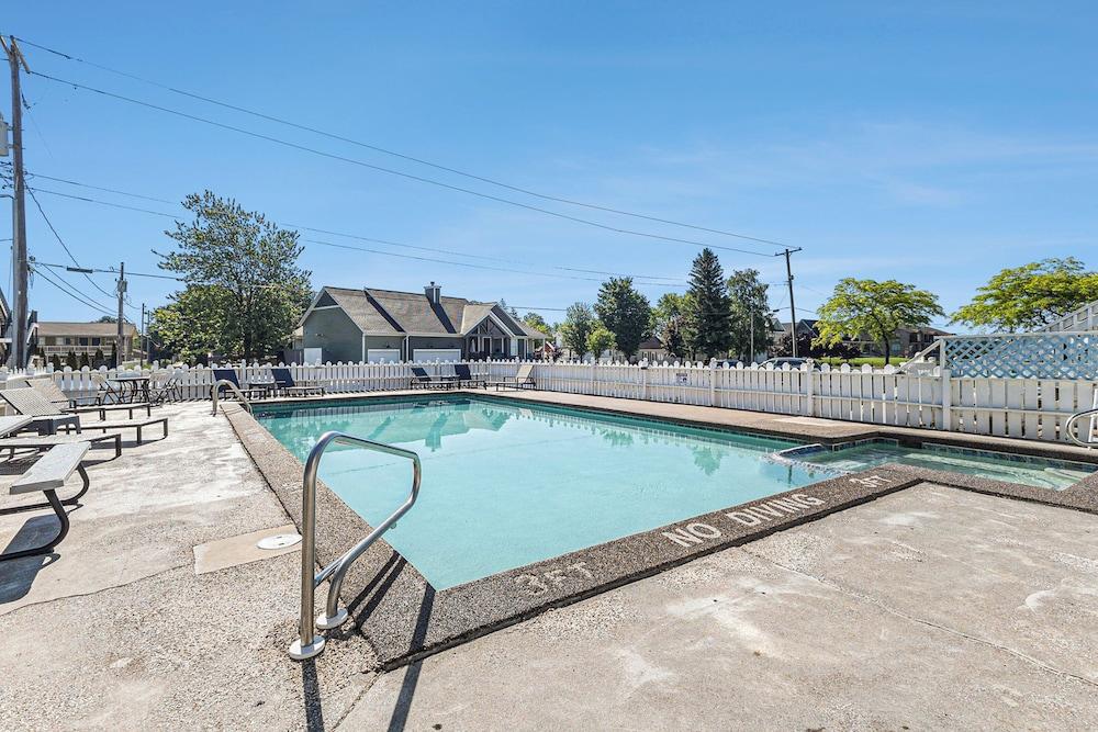 Snyder's Shoreline Inn photo 48