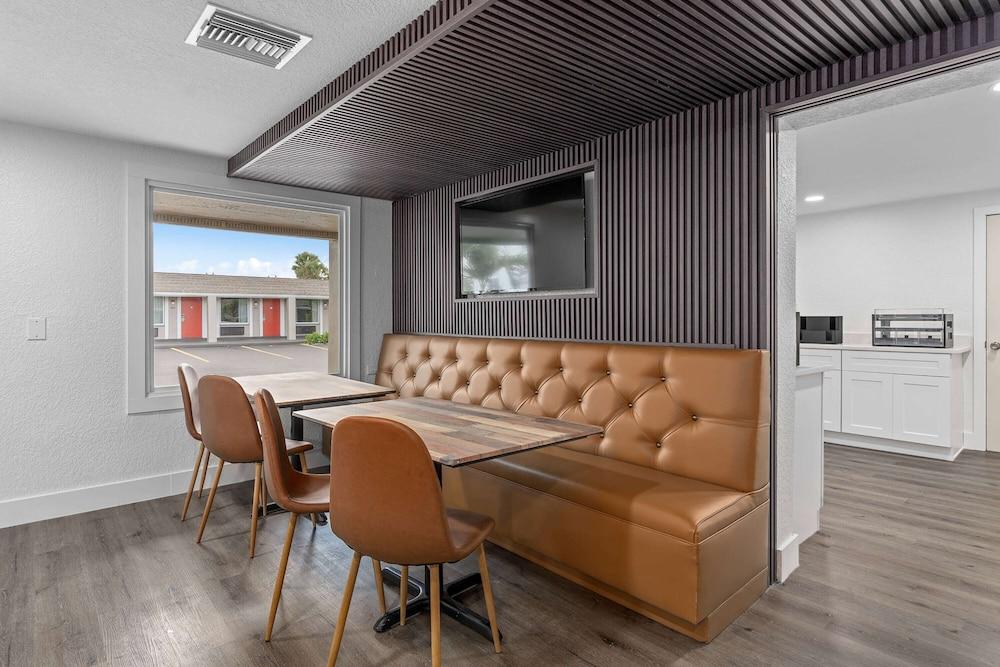 Super 8 by Wyndham Kissimmee/Orlando photo 41