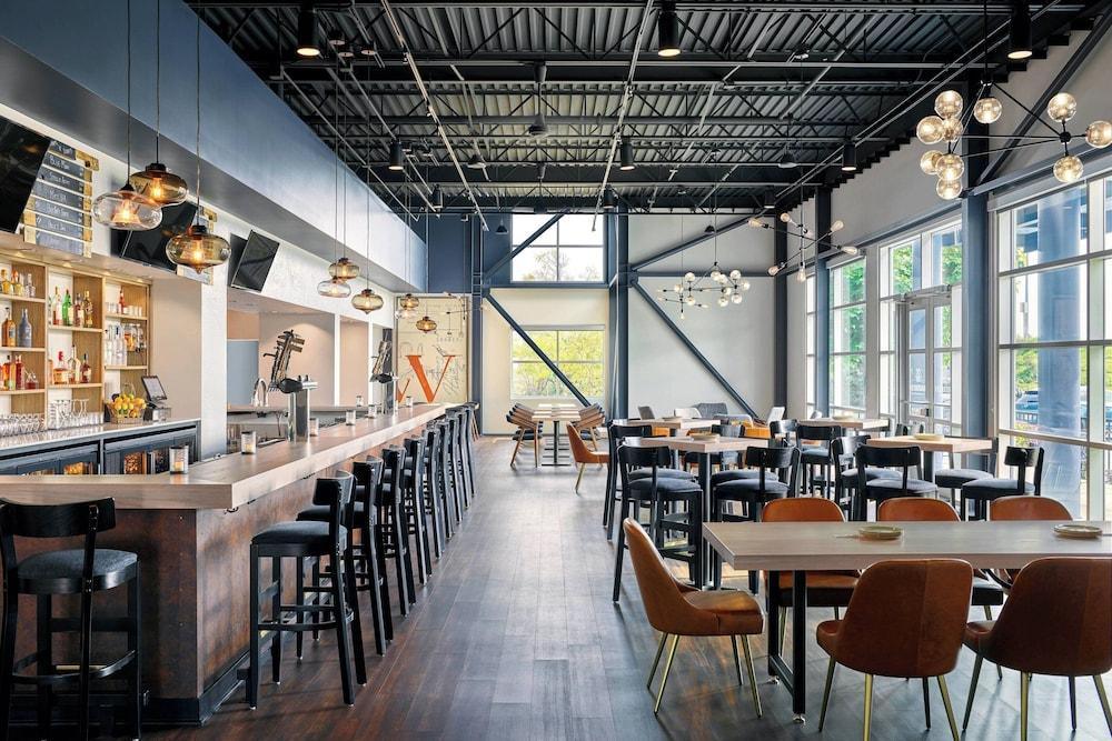 Delta Hotels by Marriott Milwaukee Northwest photo 5