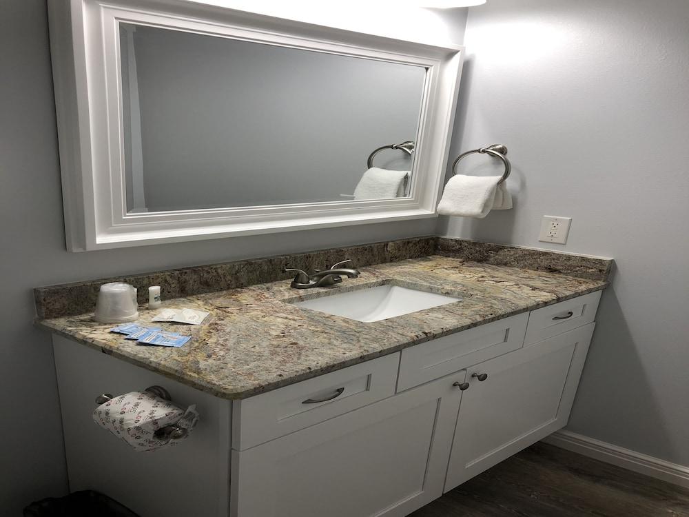Beachgate CondoSuites and Oceanfront Resort photo 12