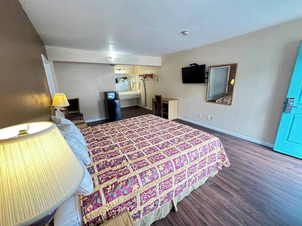 ROYAL INN photo 10