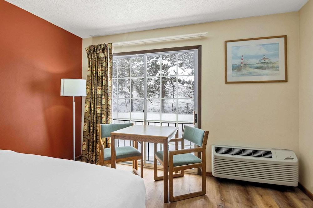 Econo Lodge Manistee photo 9