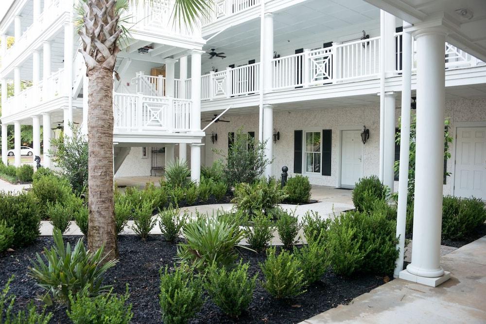 Carriage House Inn photo 39