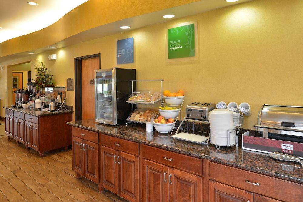 Comfort Suites Salina South photo 74
