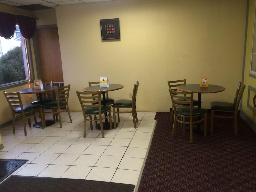 Econo Lodge Reading Airport photo 28